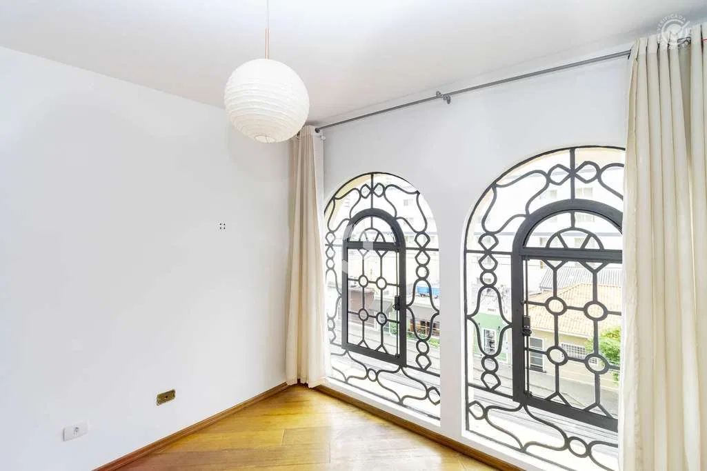 Wood or laminate floors in a 3-bedroom apartment, 107 m²