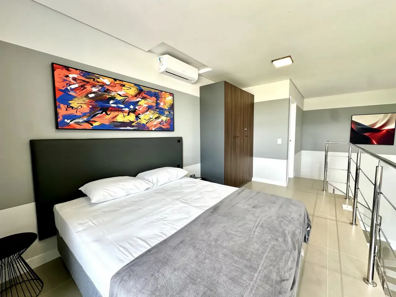One-bedroom apartment with floor-to-ceiling windows — photo 4