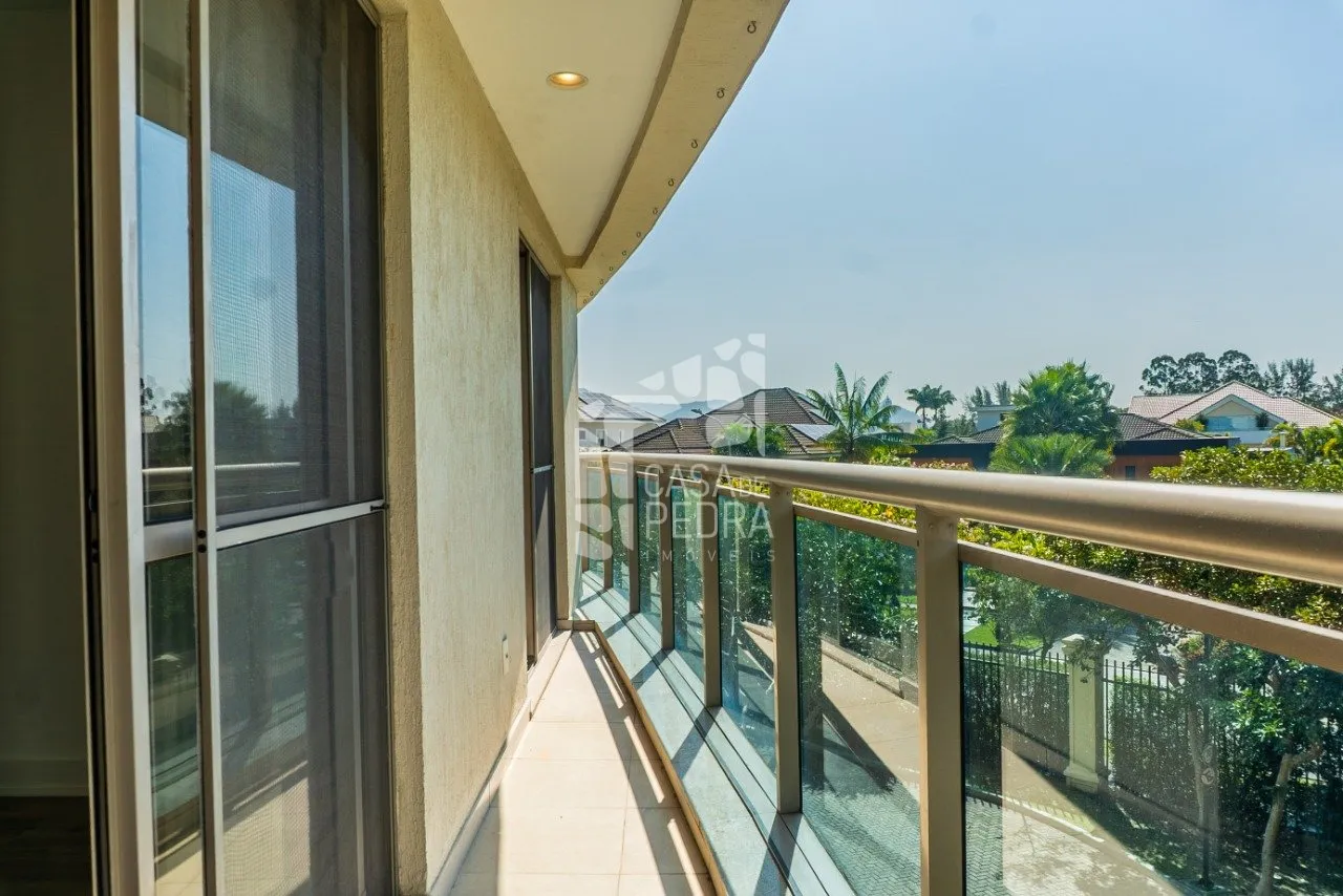 4-bedroom apartment with enclosed glass balcony — photo 9