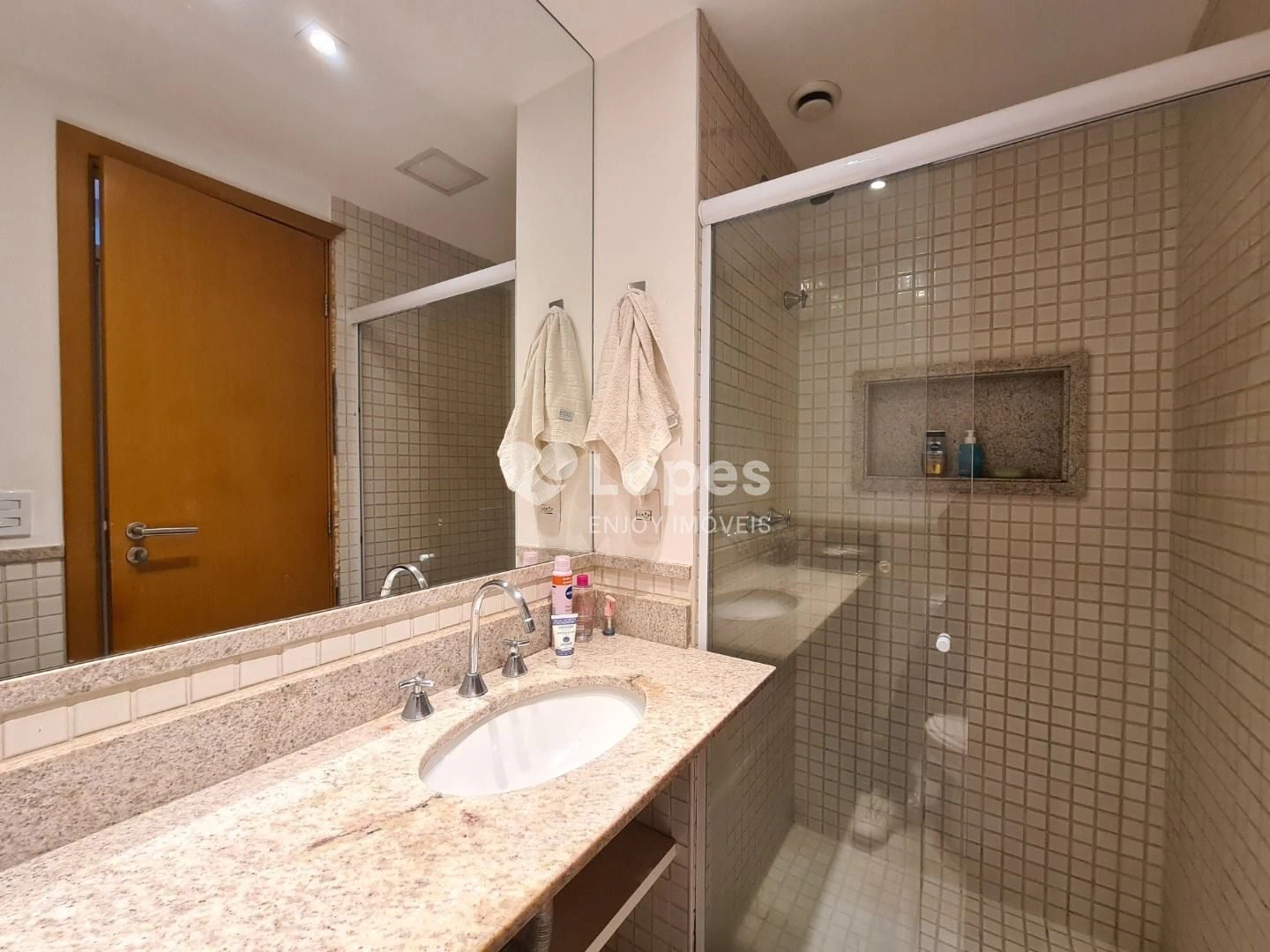 Furnished 2-bedroom apartment with a desk and 71 m² — photo 24