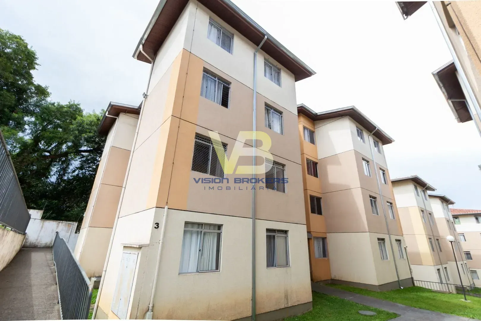 2-bedroom apartment with wood or laminate floors in Curitiba — photo 15