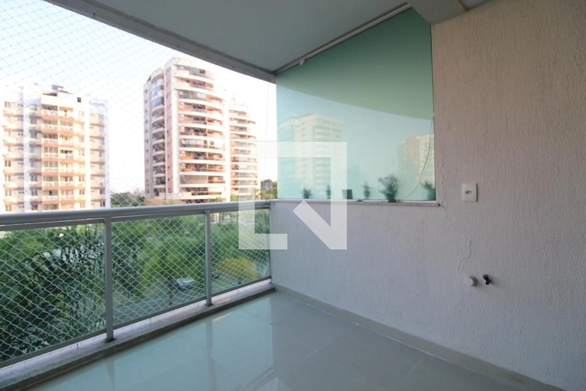 Apartamento sem mobília com varanda e 3 quartos — photo 2