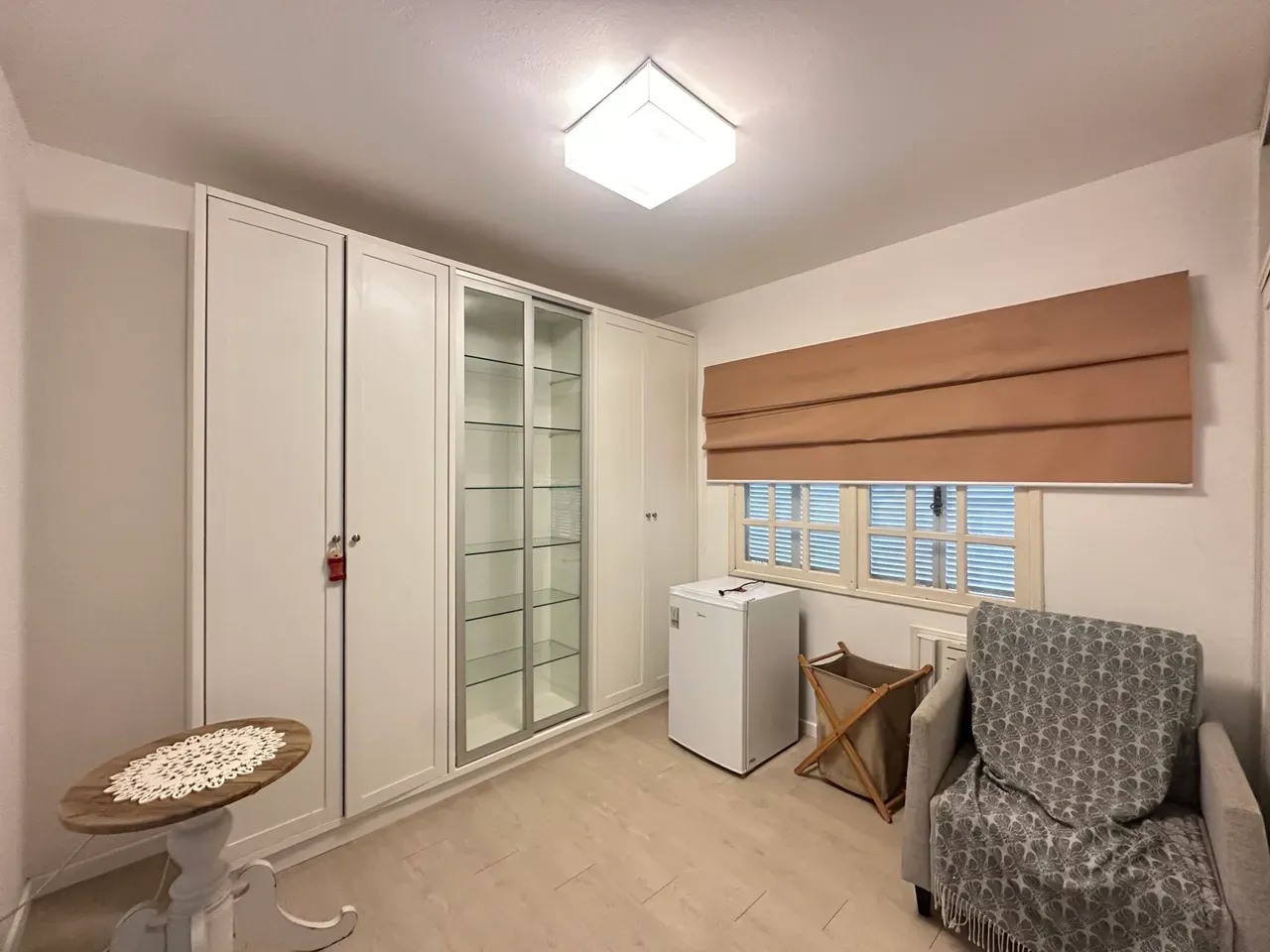Casa de 320 m² com janelas do piso ao teto e lareira — photo 42