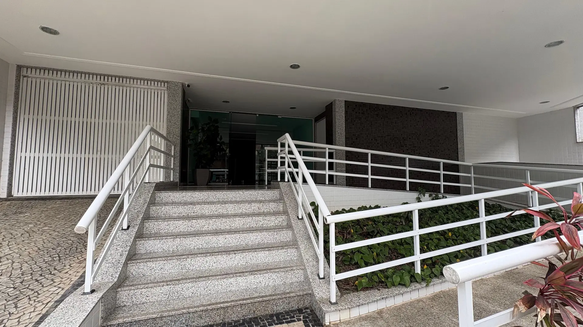 100 m² apartment with a grill on the balcony and a jacuzzi — photo 46