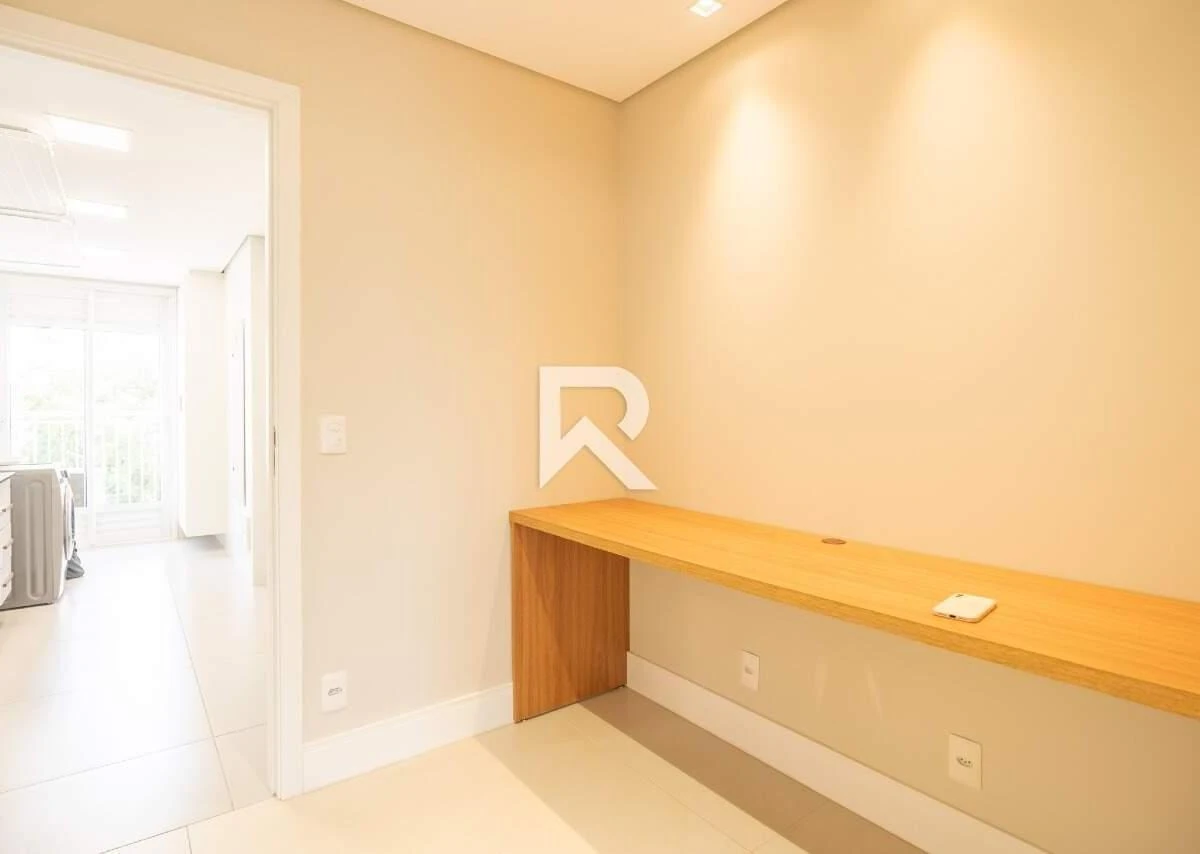 255 m² apartment with a bathtub and a walk-in closet — photo 8