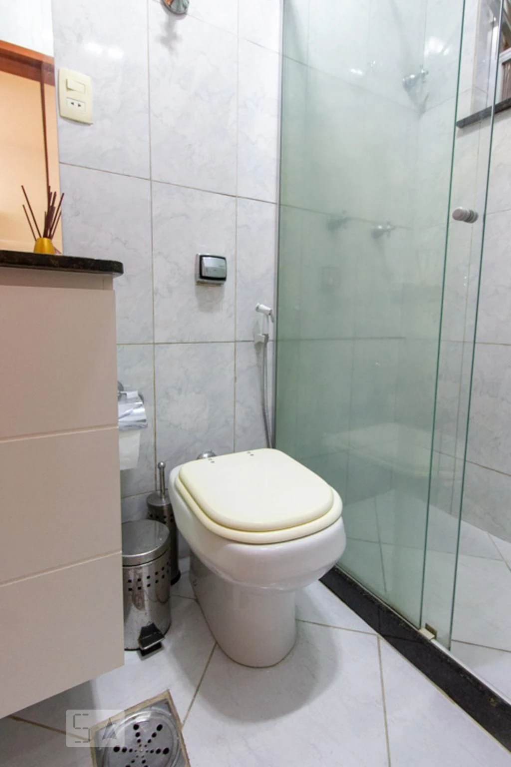 Furnished 1-bedroom apartment with a laundry area — photo 27