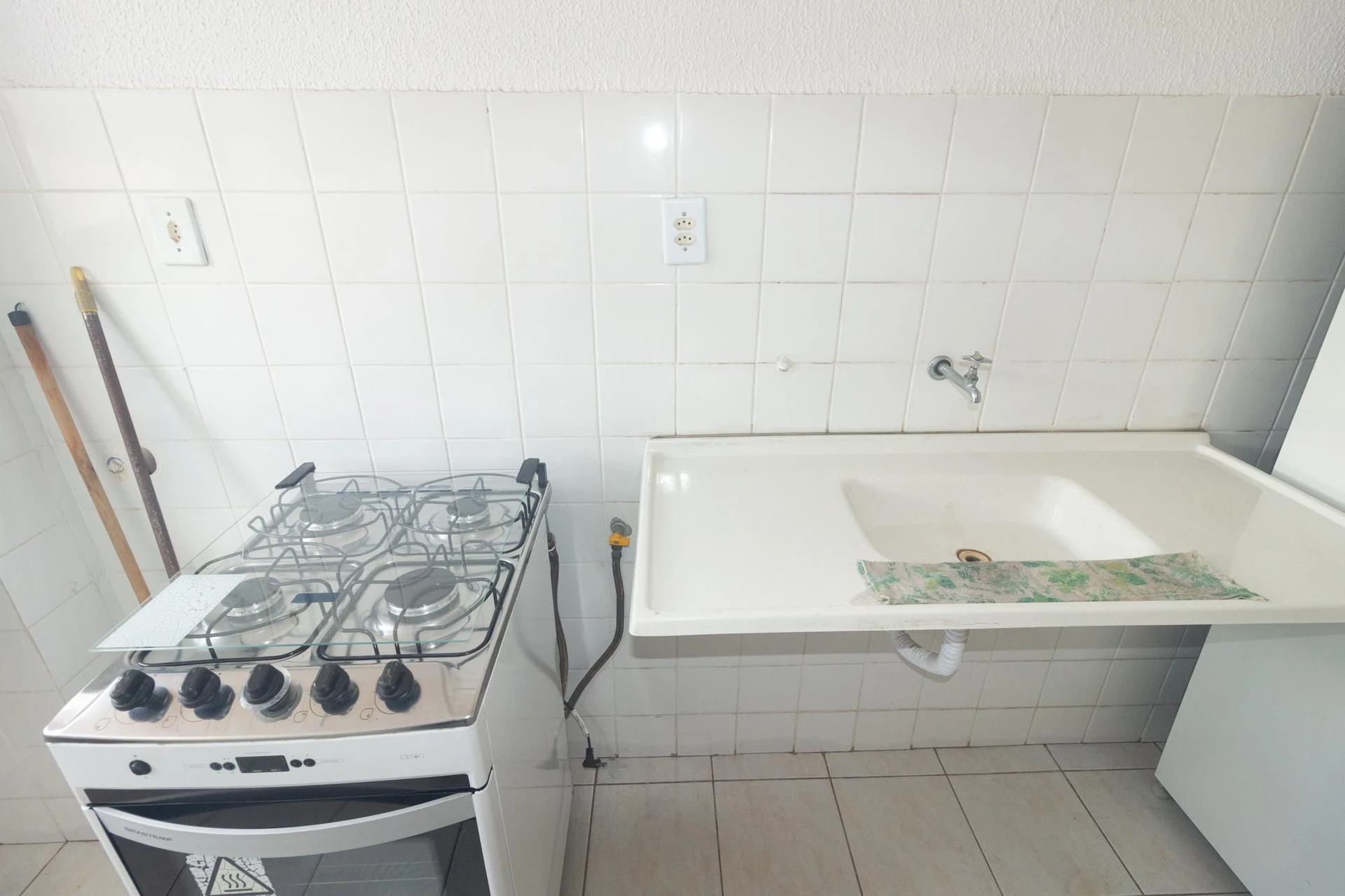 2-bedroom apartment with a closed kitchen and gas stove — photo 8