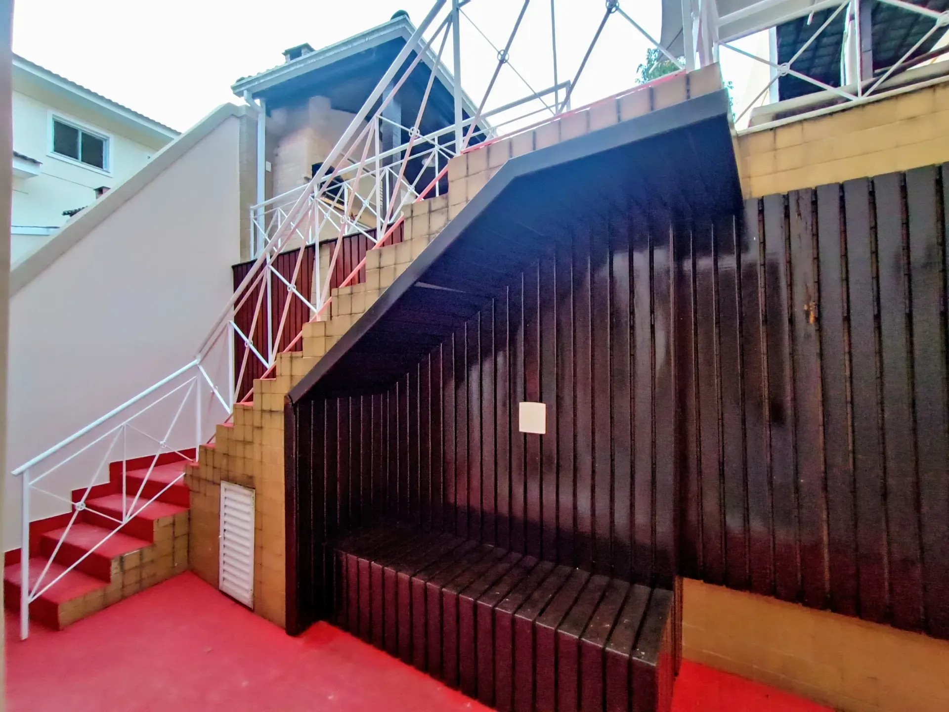 Unfurnished house with 4 bedrooms and 5 bathrooms — photo 33