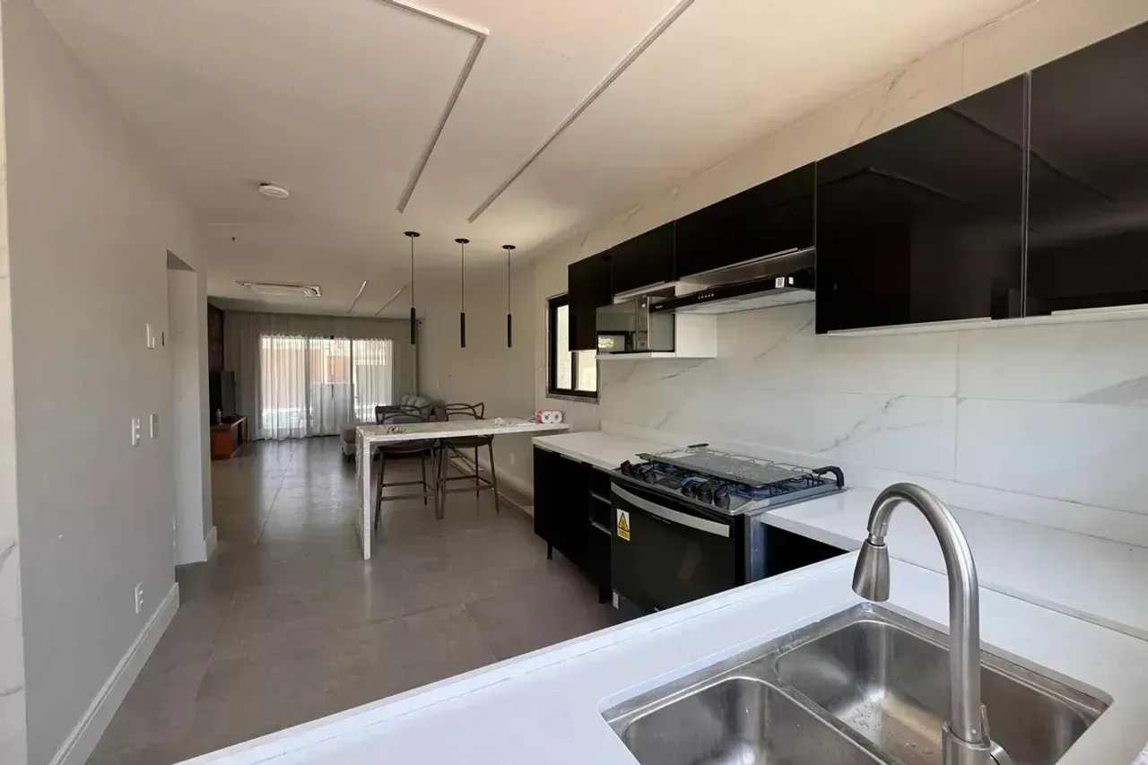 Casa de 4 dormitorios con ventanales de piso a techo — photo 2