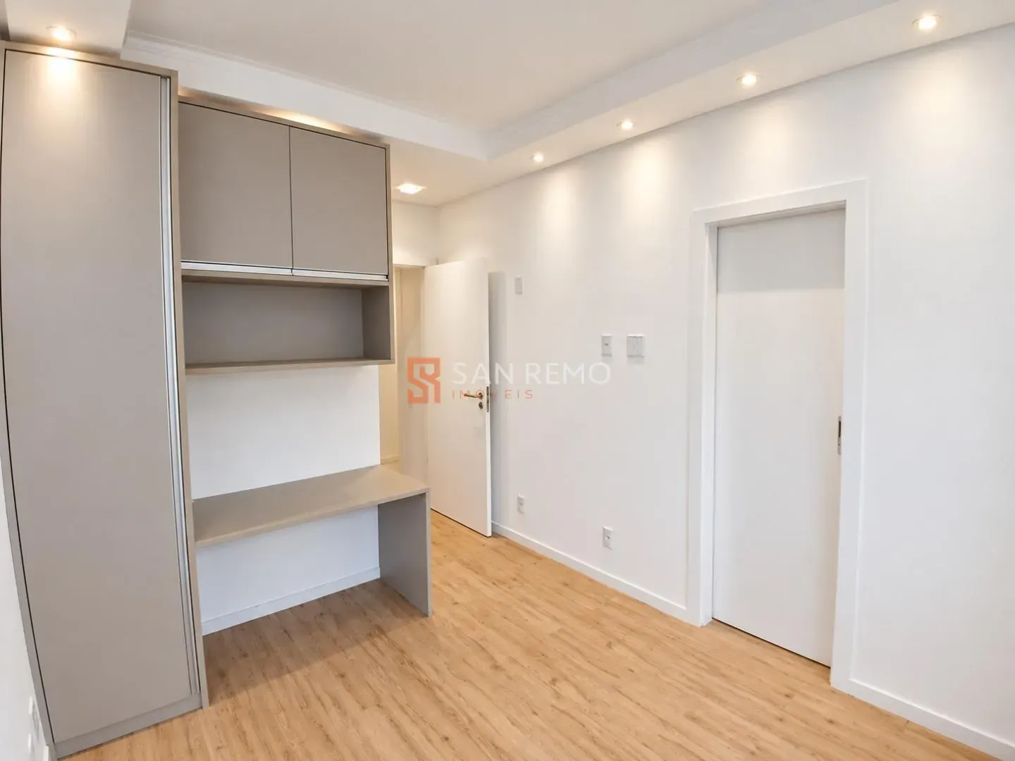Glass-enclosed balcony in a 3-bedroom apartment, 120 m² — photo 19