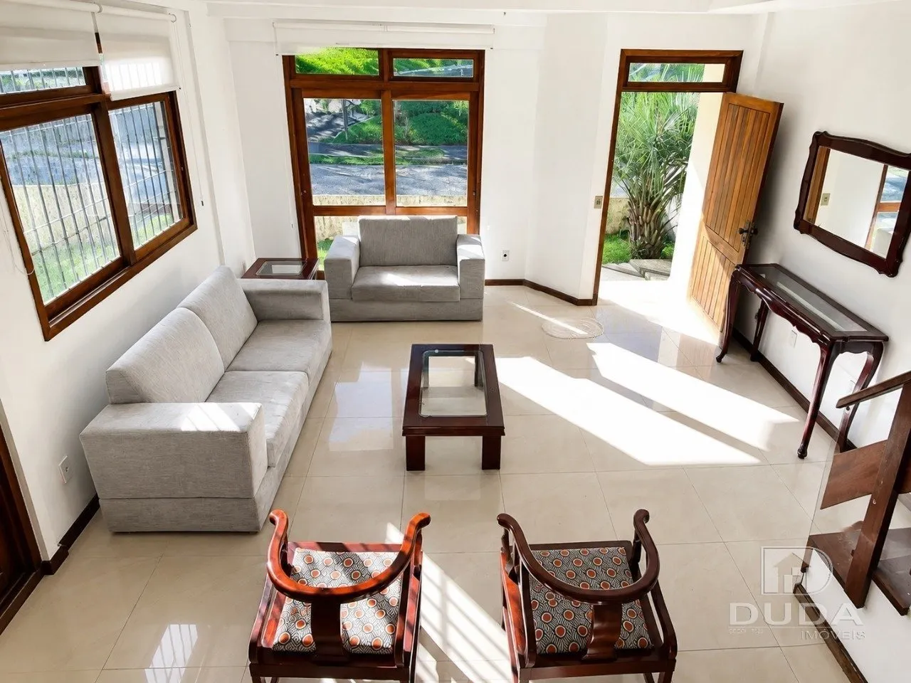Furnished house with 5 bedrooms and 260 m² and 2 suites