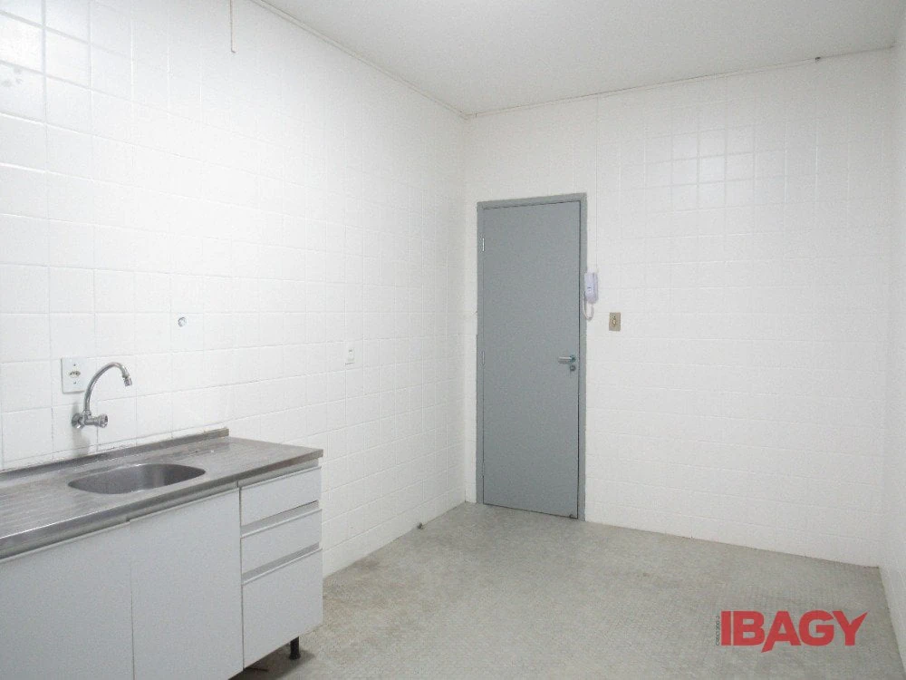 3-bedroom apartment with a separate kitchen 80 m² — photo 14
