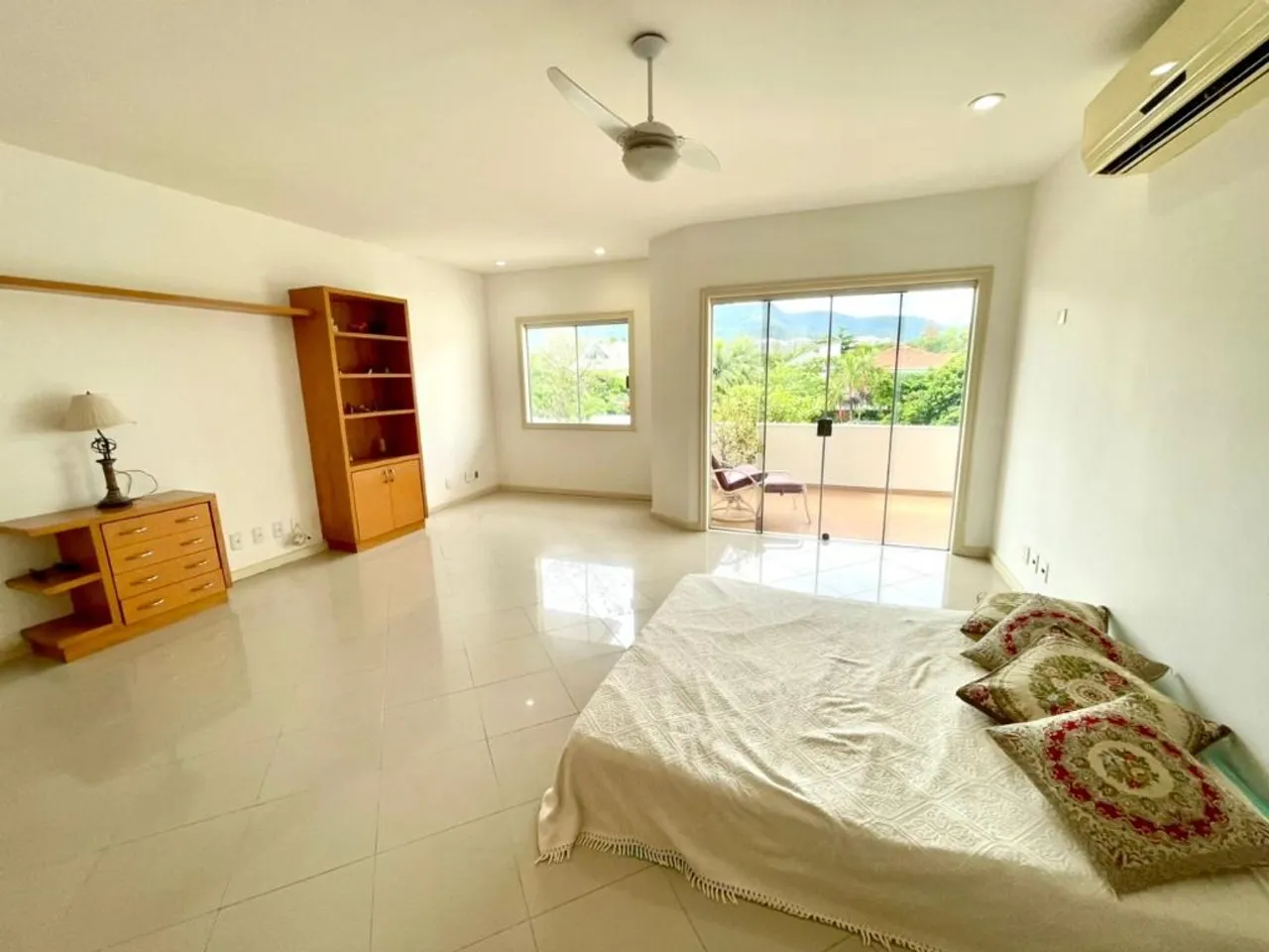House with 5 bedrooms and a glassed-in balcony — photo 11