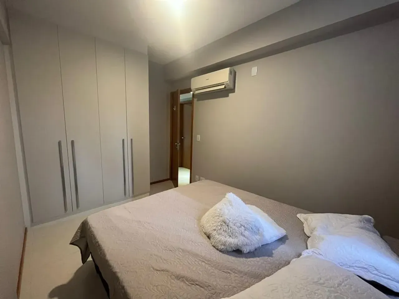Apartamento mobiliado com 3 quartos e varanda de vidro — photo 9