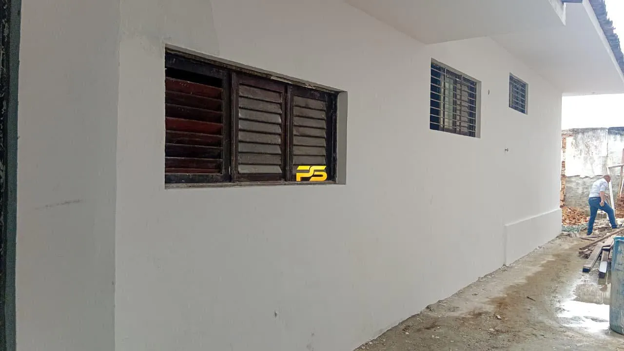 350 m² house with 7 bedrooms needing renovation — photo 10