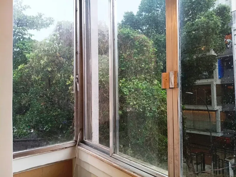 72 m² rental apartment with 2 bedrooms and glass balcony — photo 2
