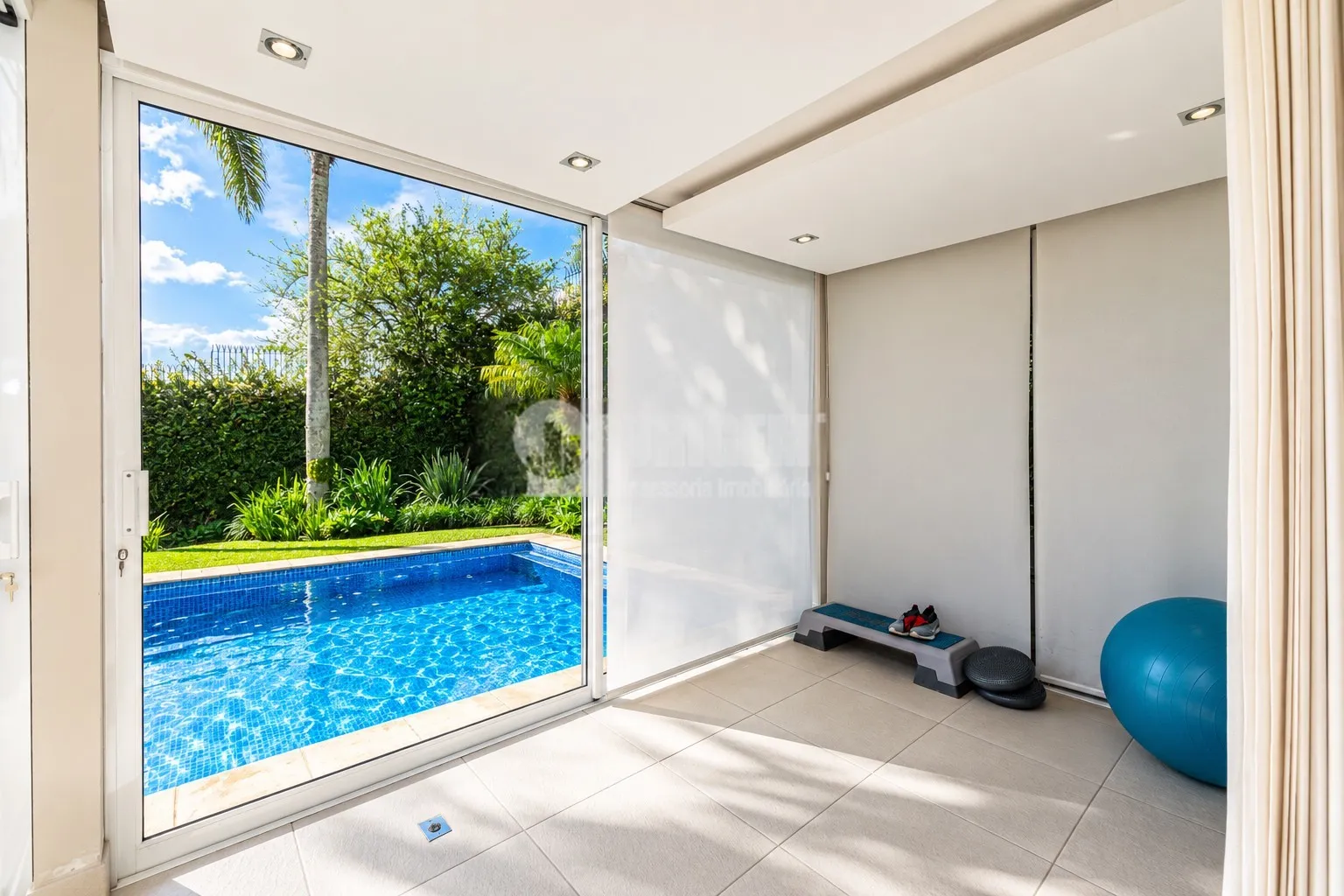 589 m² house with a bathtub and a water view — photo 75