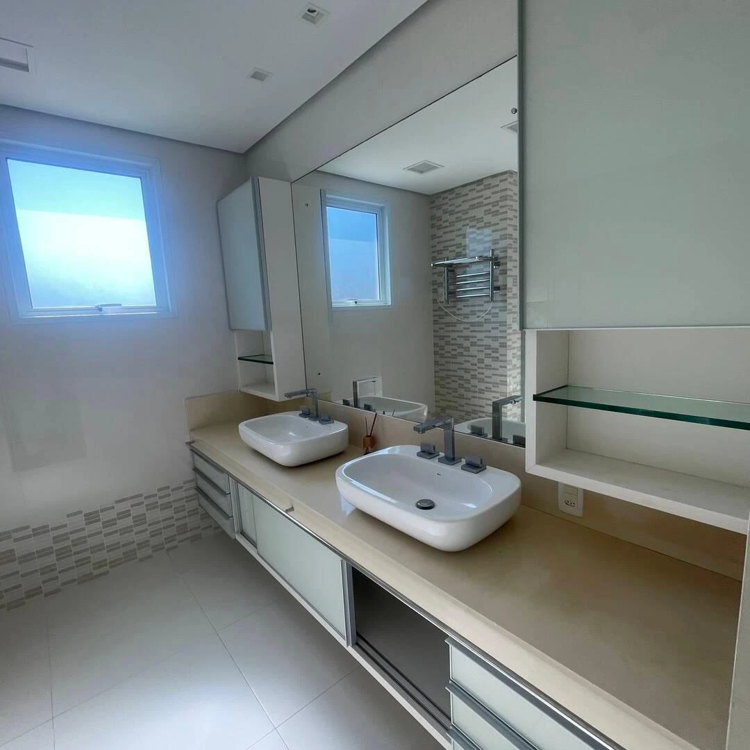 5-bedroom house with a glass-enclosed balcony — photo 7