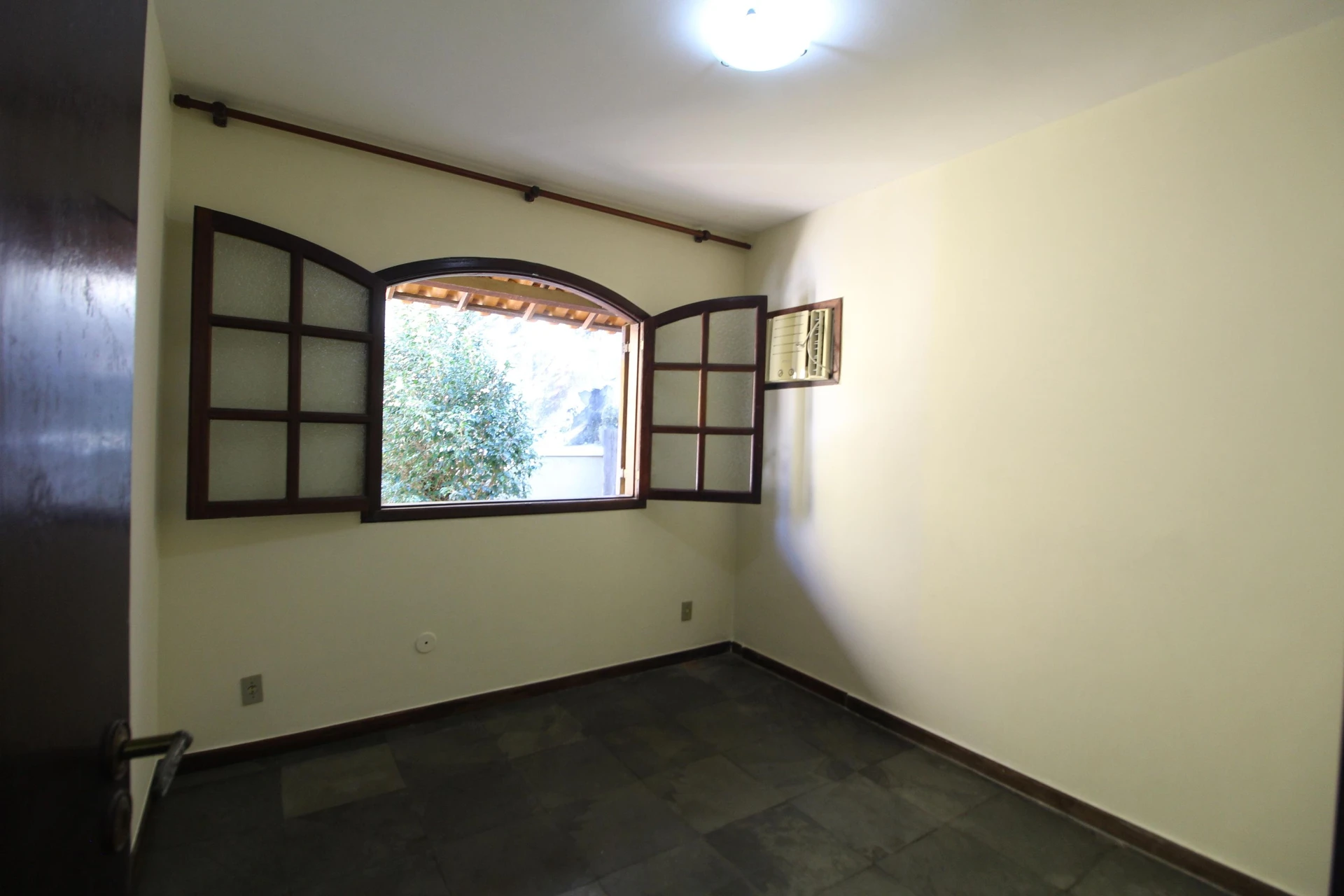 House with 2 bedrooms, private garden and balcony — photo 11