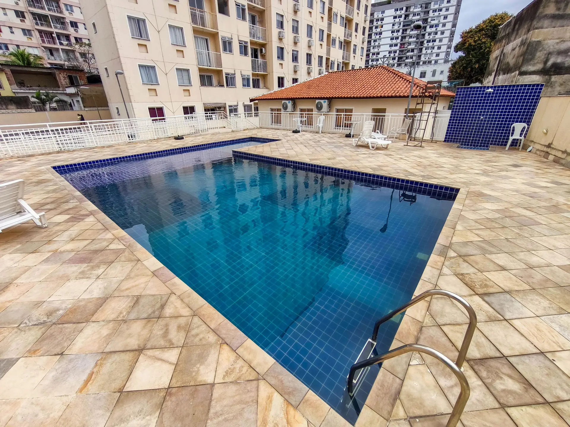Apartamento de 2 quartos em condomínio com piscina — photo 24