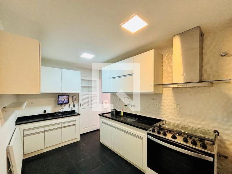 4-bedroom apartment with a walk-in closet in Rio de Janeiro — photo 47