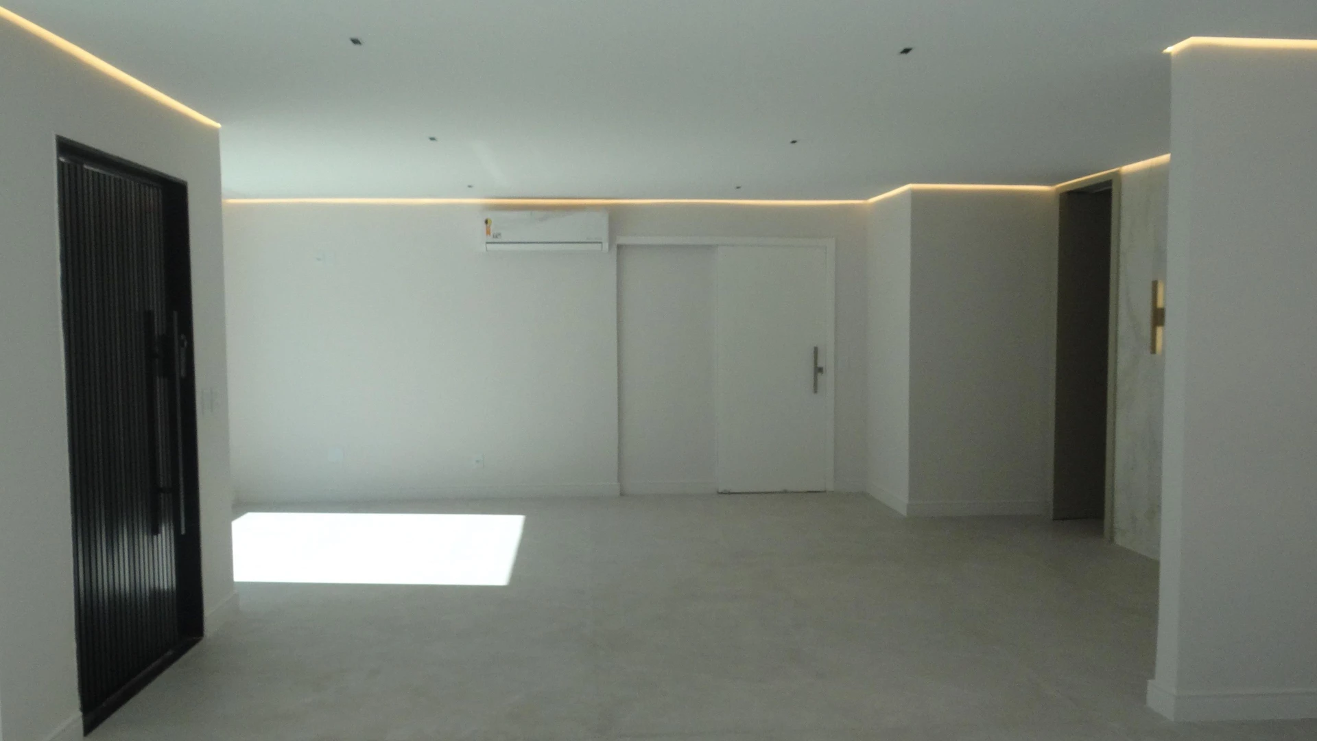 Casa de 384 m² com janelas do piso ao teto e varanda gourmet — photo 84