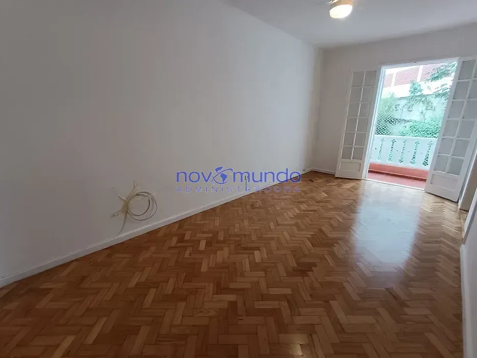 Apartamento de 3 quartos com piso de madeira ou laminado — photo 5