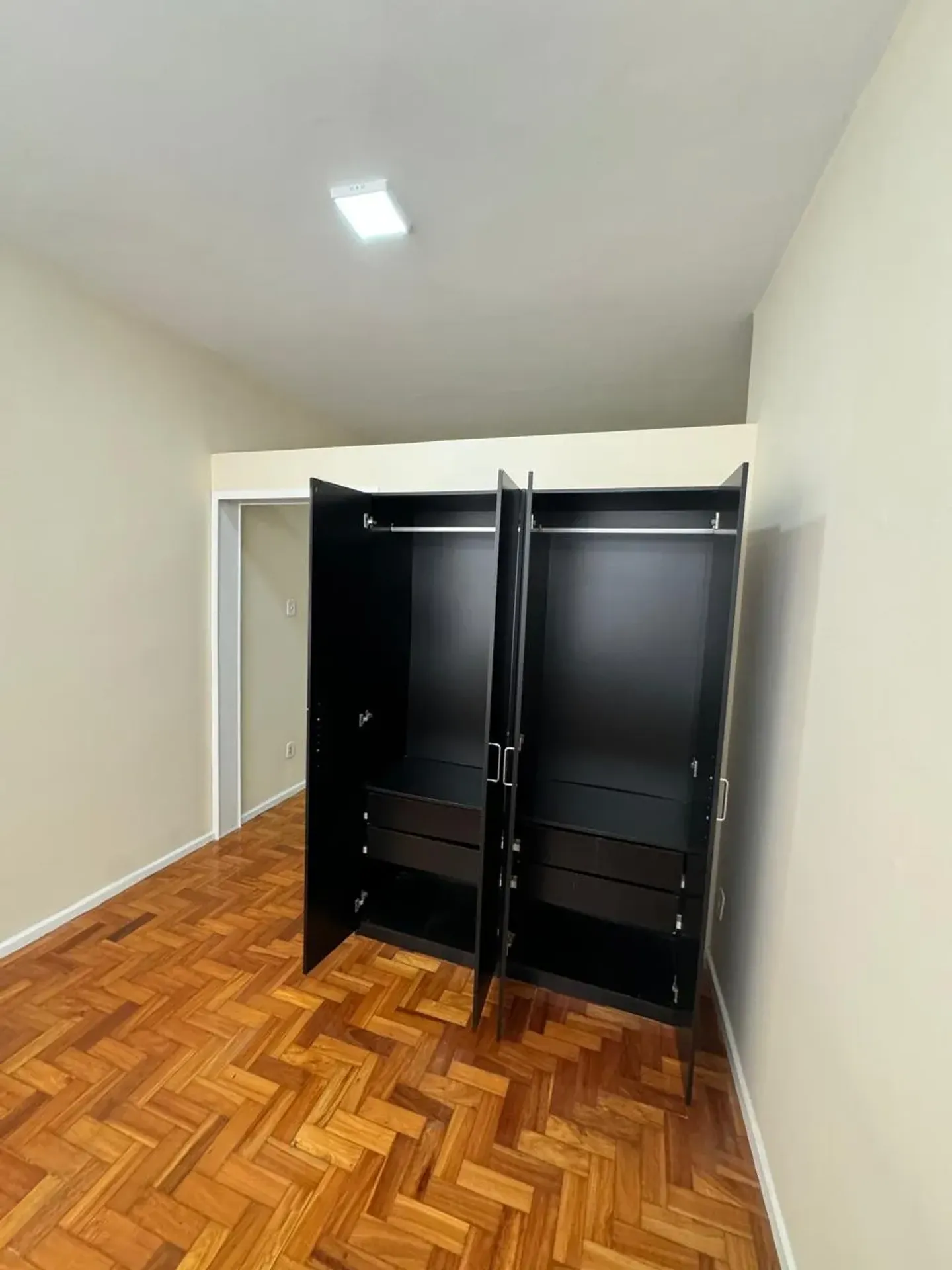 Apartment on the 5th floor with wood or laminate floors — photo 3
