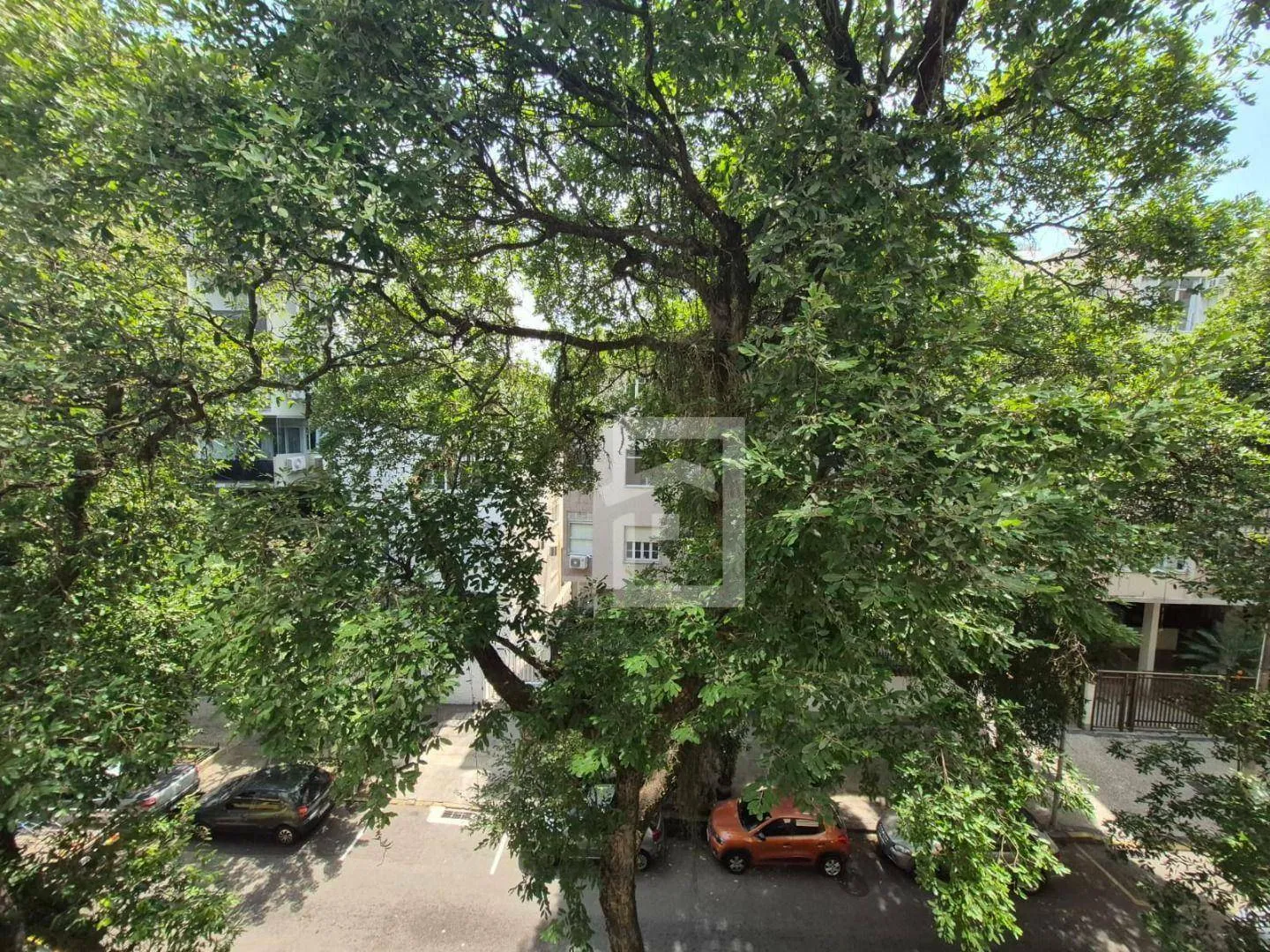Unfurnished 3-bedroom apartment with a balcony — photo 15