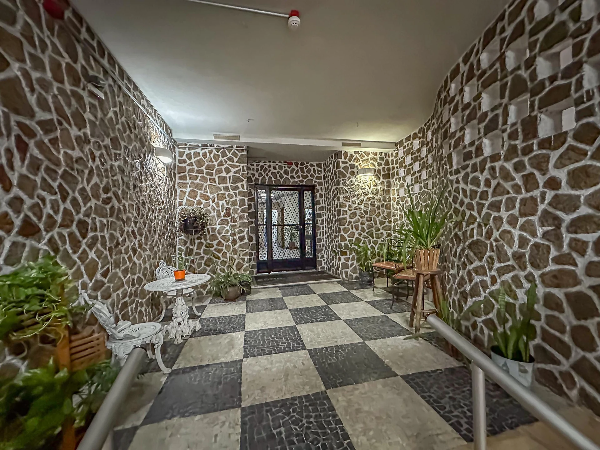 Furnished 1-bedroom apartment with a closed kitchen — photo 34