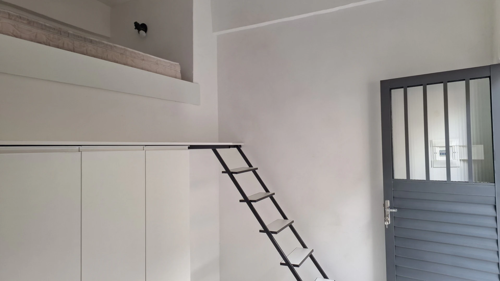 Unfurnished studio 200 m² with electric showerhead — photo 3