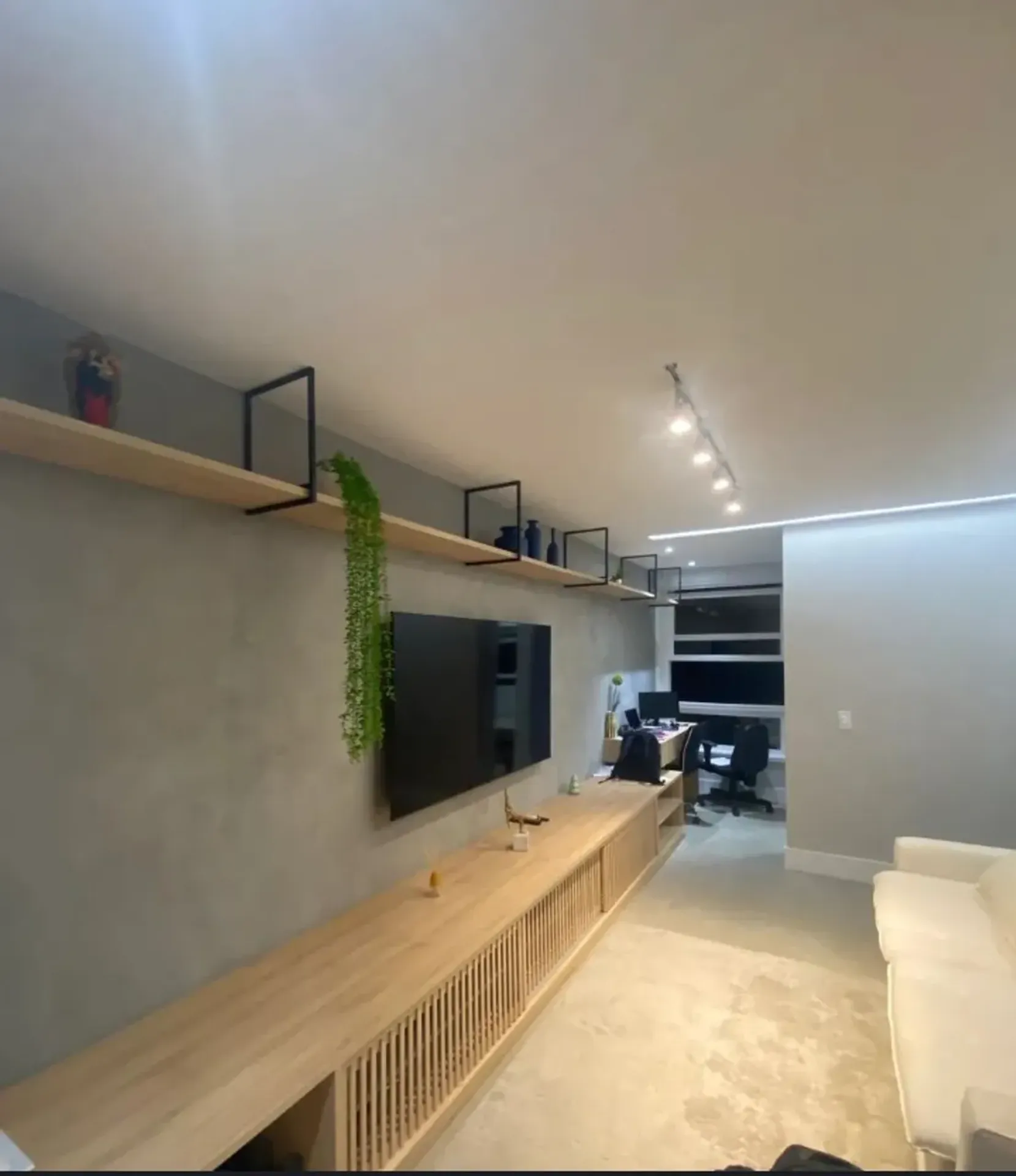 Apartment with desk workspace and open kitchen