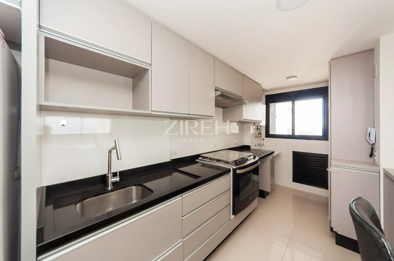 2-bedroom apartment in a building with a tennis court — photo 3