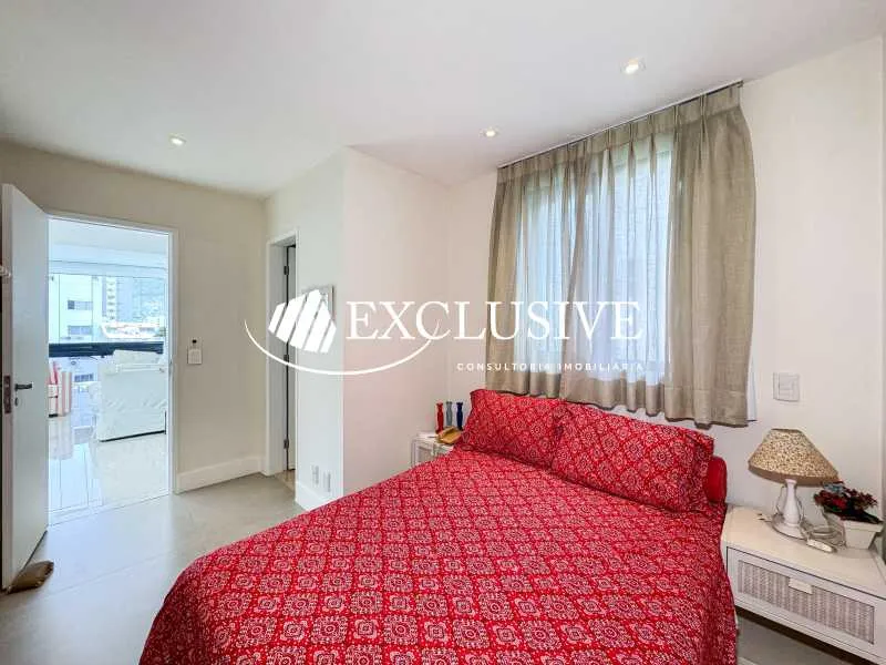 3-bedroom apartment in a building with a pool — photo 3