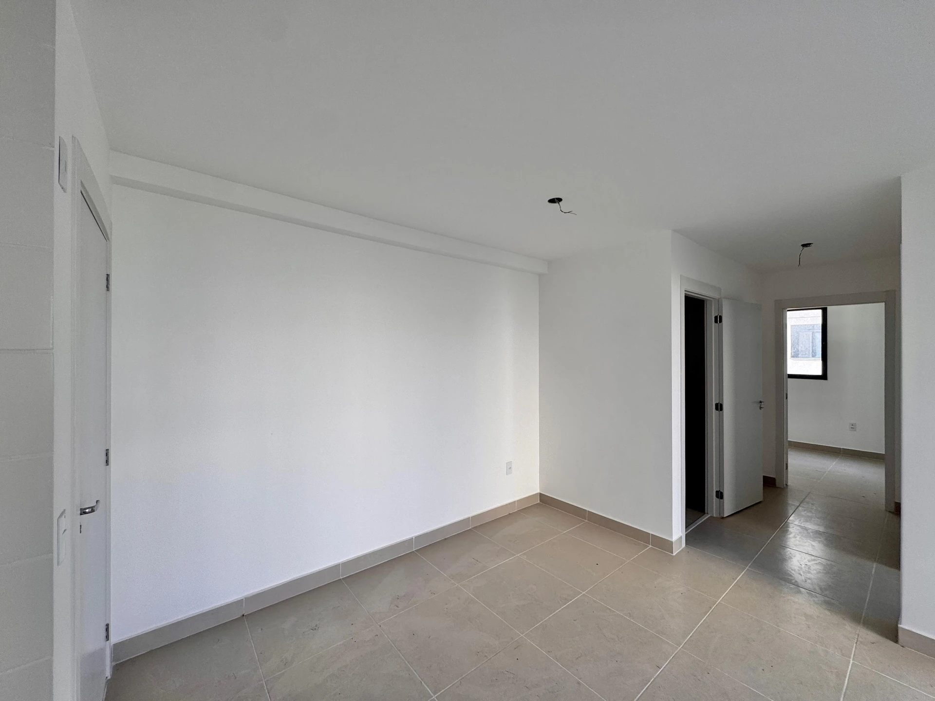 Unfurnished 2-bedroom apartment with parking and balcony — photo 27