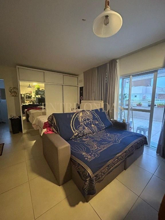 One-bedroom apartment in a building with a gym