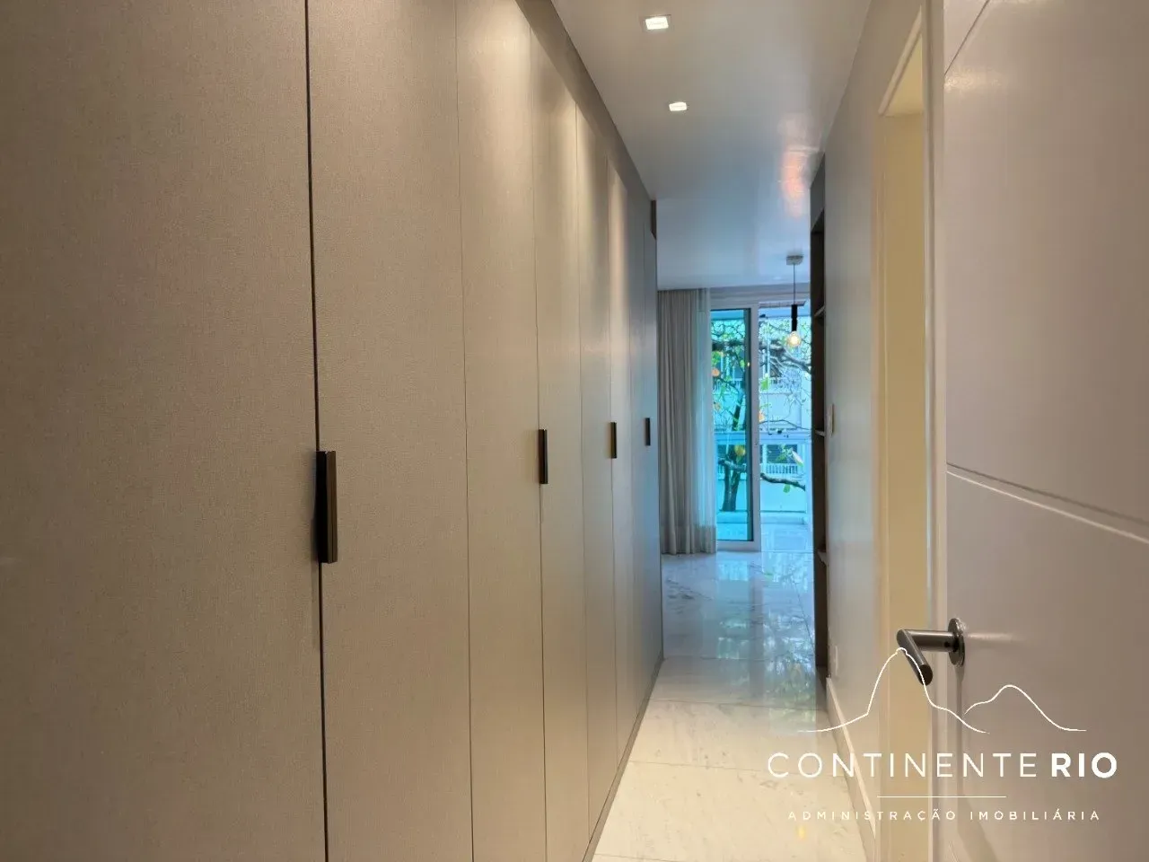 3-bedroom apartment with 4 bathrooms and a glass balcony — photo 18