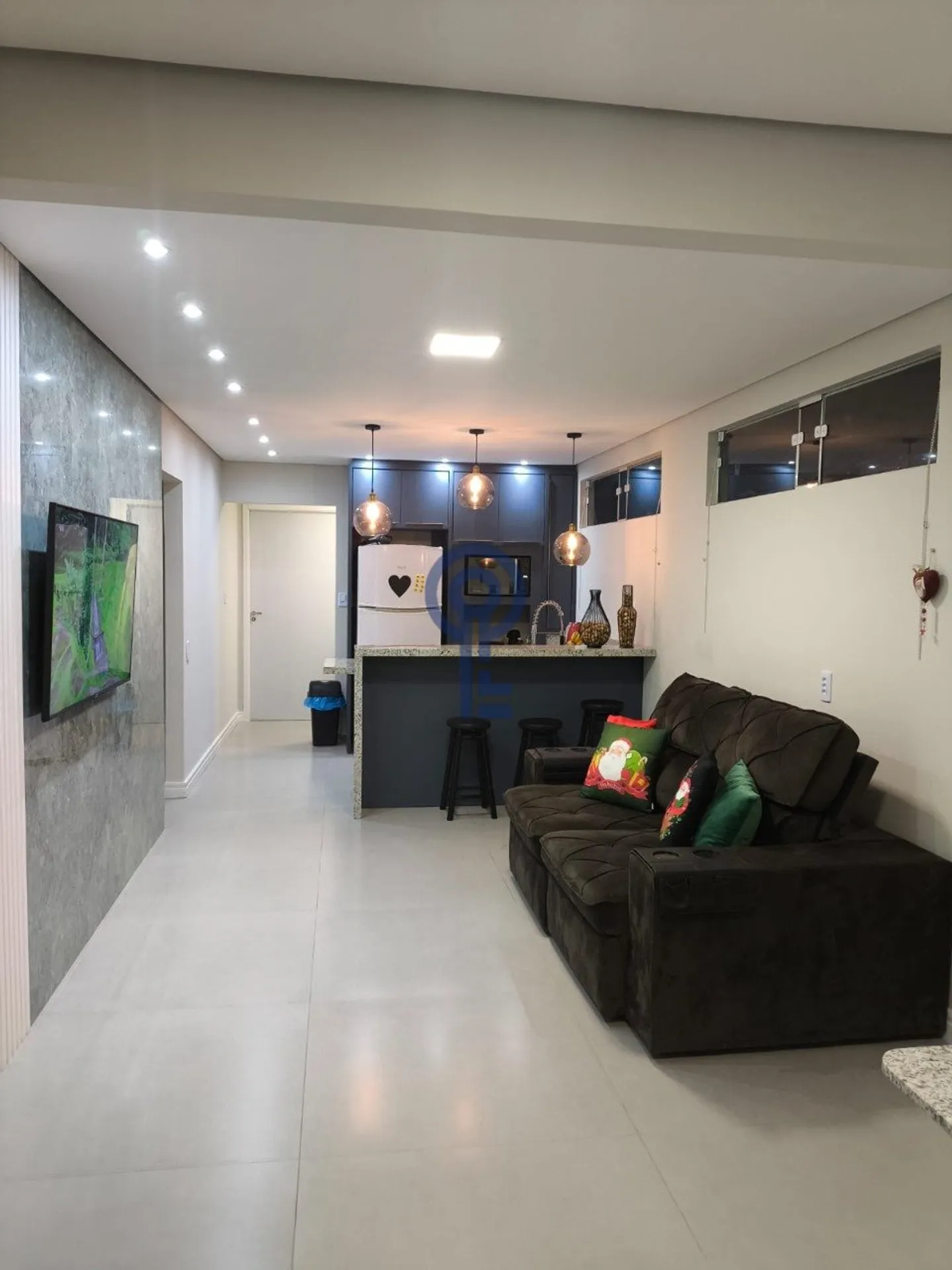 Furnished 2-bedroom house with private garden