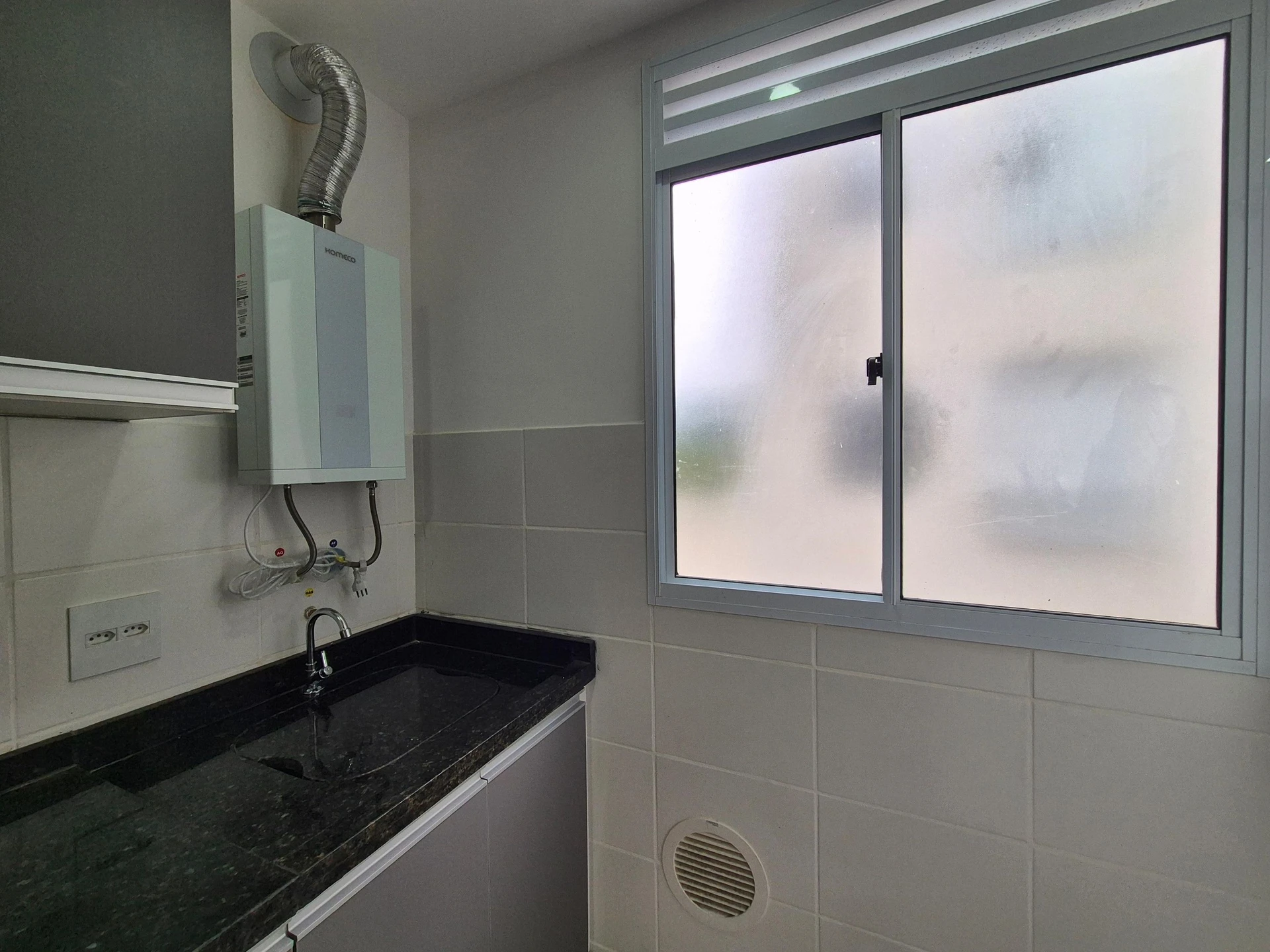 2-bedroom apartment with 1 en-suite and open-air pool — photo 11