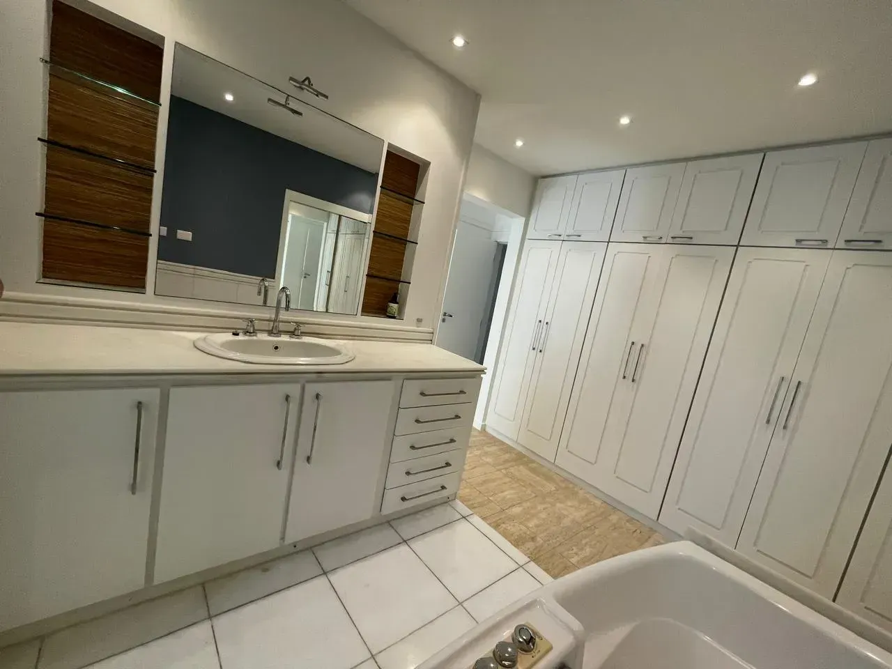195 m² apartment with 3 bedrooms and glassed balcony — photo 21