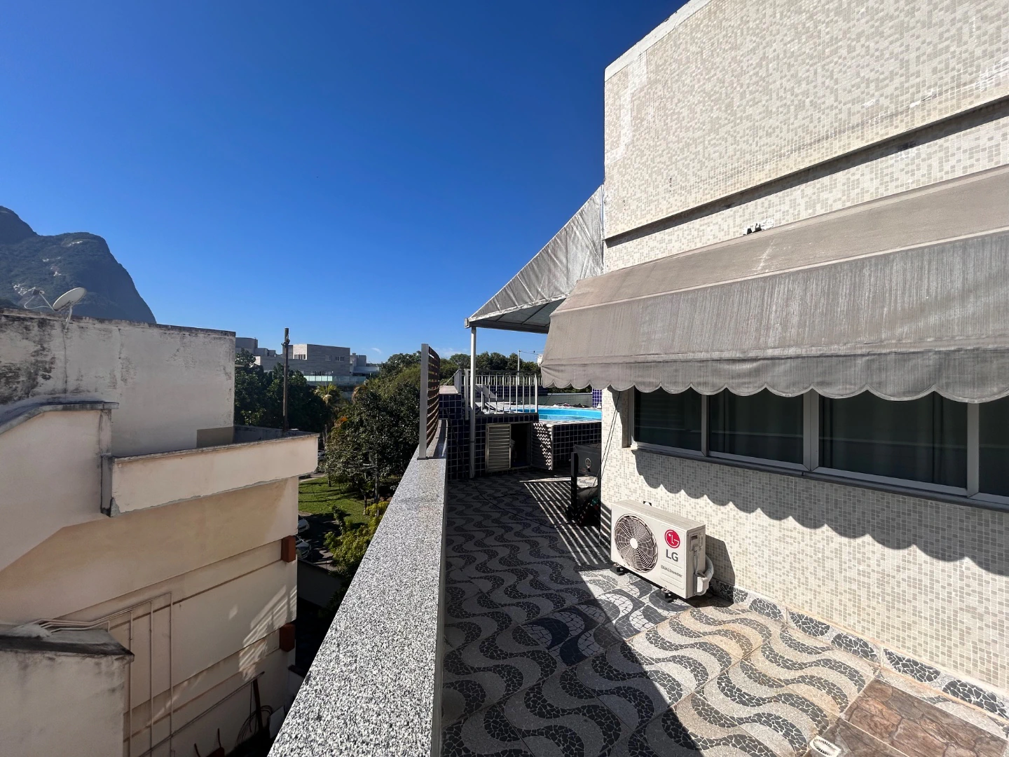 3-bedroom apartment with a terrace and mountain views — photo 18
