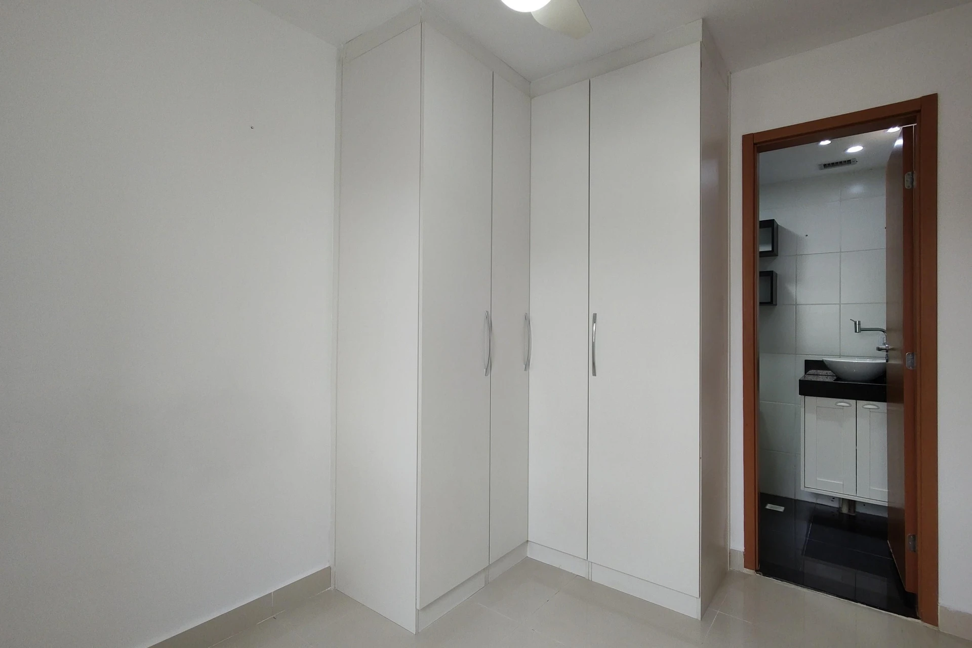 2-bedroom apartment in a building with a gym — photo 40