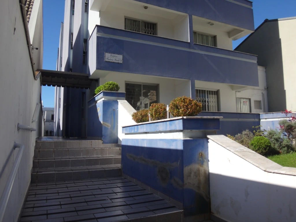 Balcony with a grill in a one-bedroom apartment, 72 m² — photo 13