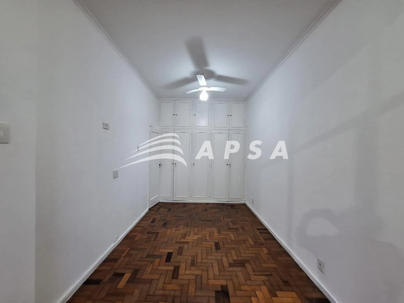 Apartamento de 2 quartos com piso de madeira ou laminado — photo 10