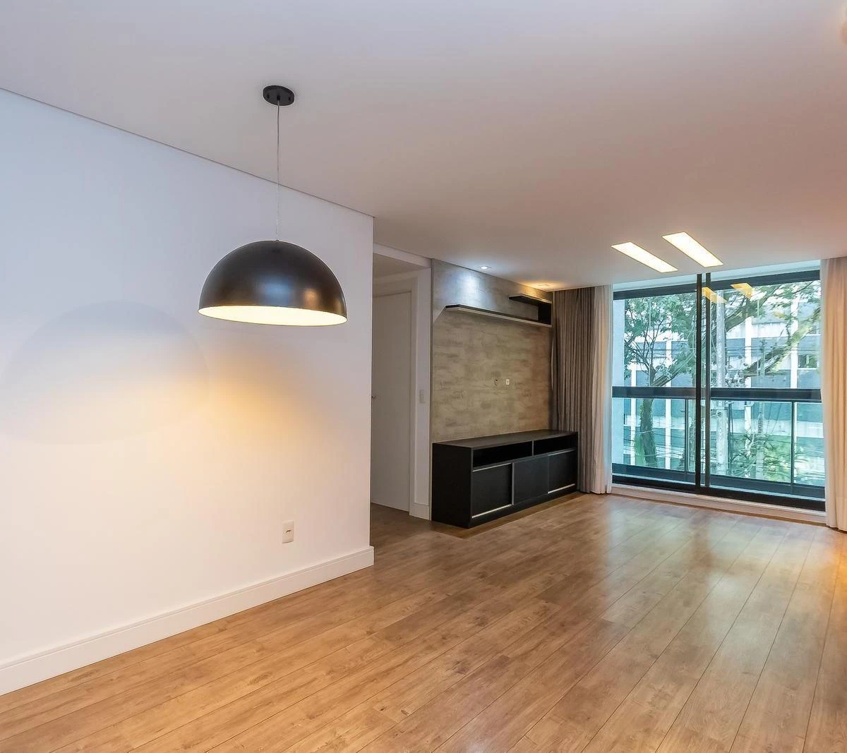 Квартира 71 м² с застеклённым балконом и панорамными окнами — photo 6