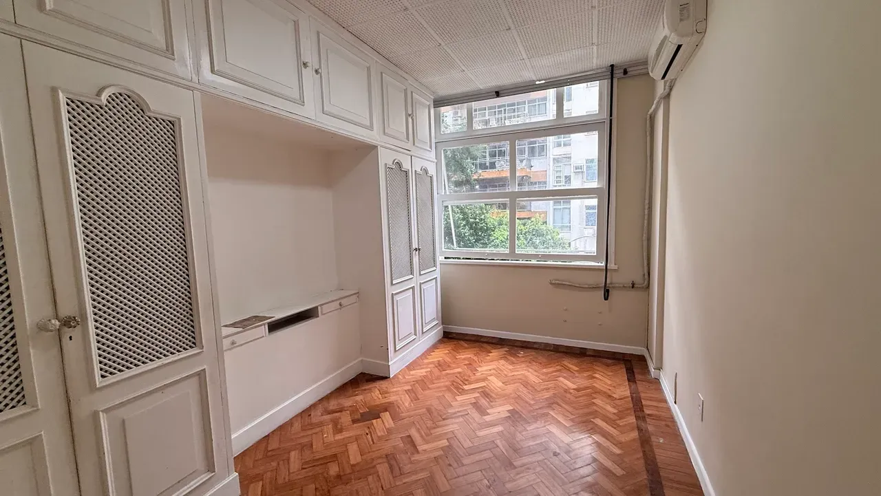 4-bedroom apartment, 1 with its own bathroom, 240 m² — photo 12