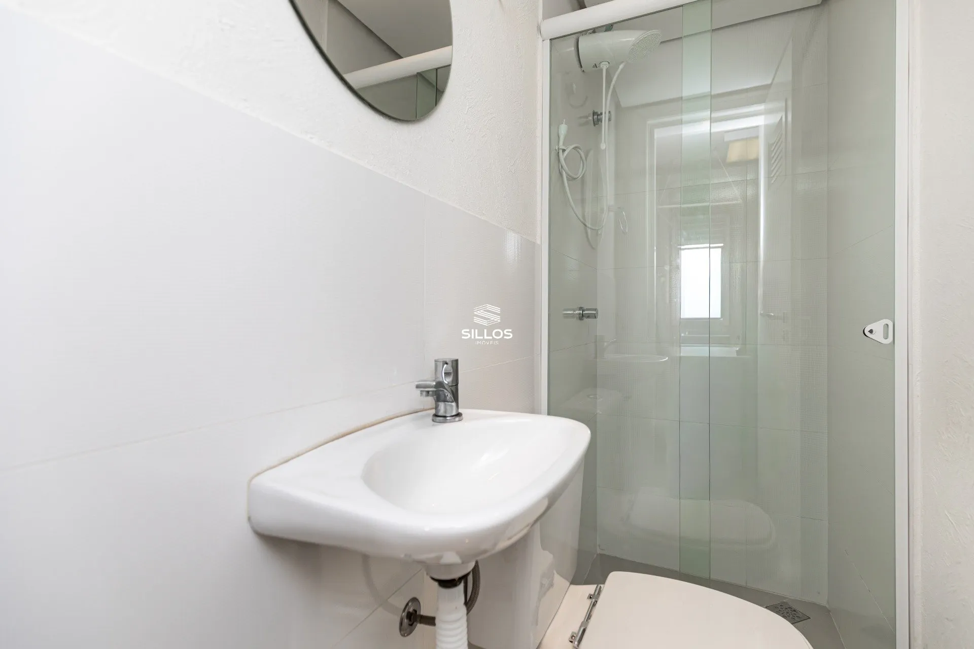 121 m² apartment with a glass-enclosed balcony and a bathtub — photo 7