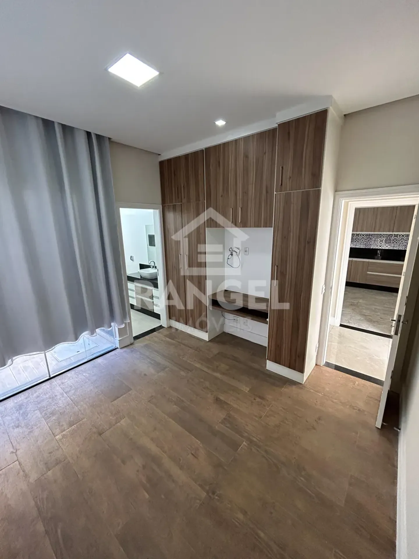 House, 350 m², with a grill on the balcony — photo 20