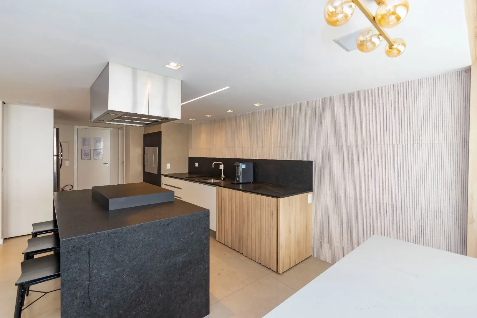119 m² apartment with floor-to-ceiling windows and a bathtub — photo 36