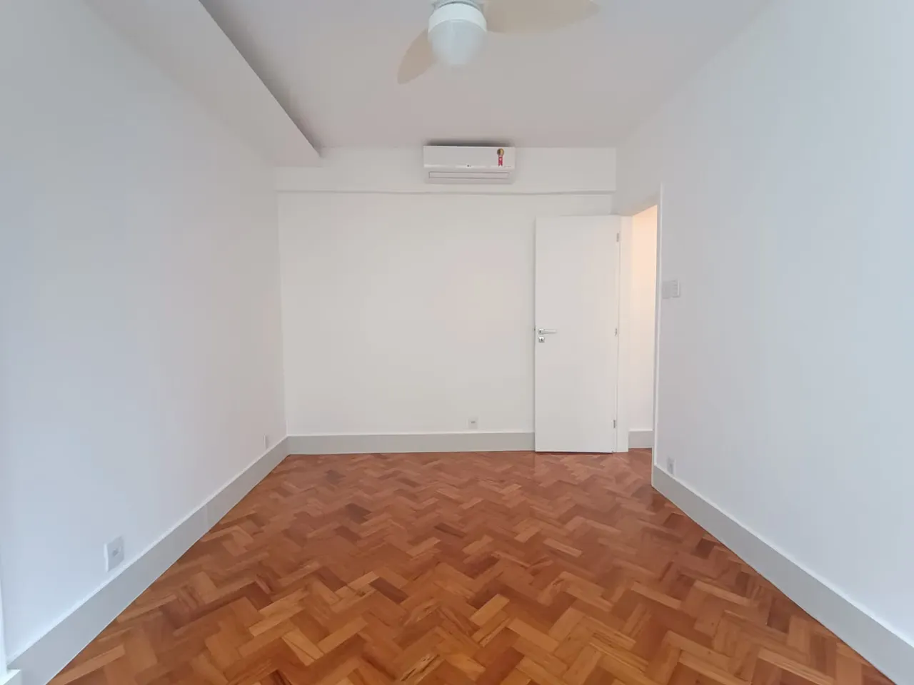 Apartment on the 6th floor with wood or laminate floors — photo 11